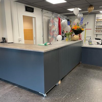 Toonbank en paskamer voor naaiwinkel
